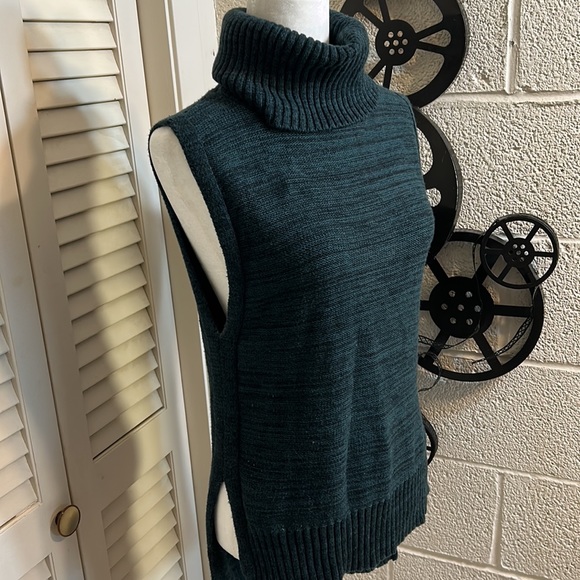 BANANA REPUBLIC S sleeveless turtleneck hi-low sweater in green and black - Picture 2 of 10